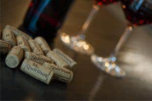 tappi e bottiglie di vino biologico