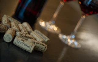 tappi e bottiglie di vino biologico